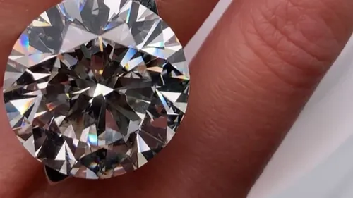 Une femme confond un diamant de 3 millions de dollars avec un jouet...